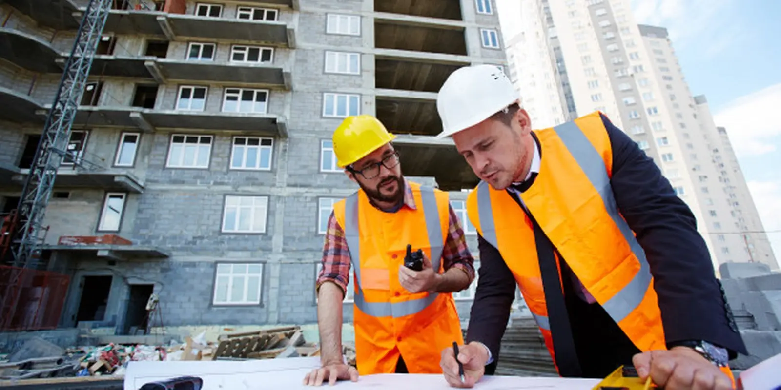 Dos hombres viendo un plano de construcción. Nuevas oportunidades de negocio en el sector de la construcción.